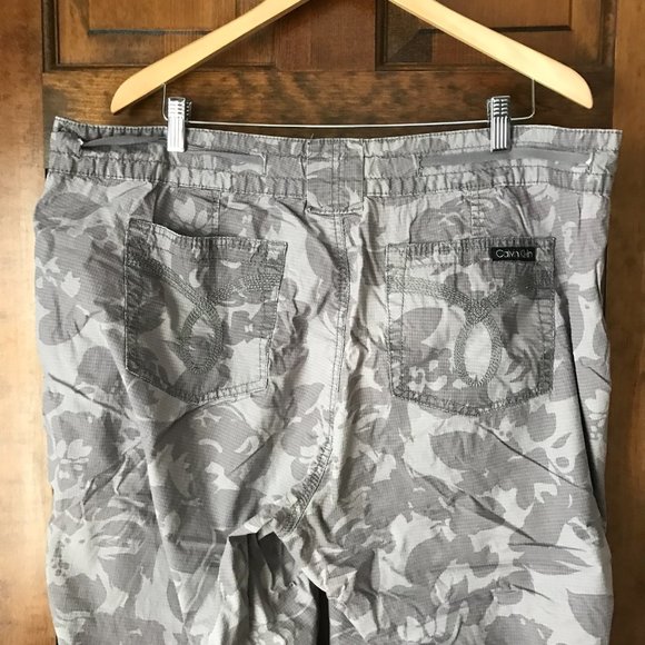 Calvin Klein Jeans Gray Camo Cropped Pants w/Drawstring Waist/Legs Size 20W - Picture 11 of 16